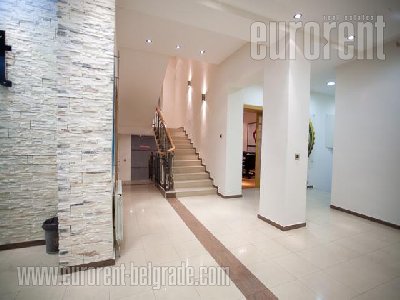 Poslovni prostor, 880 m<sup>2</sup> + ter + 6.5 ari